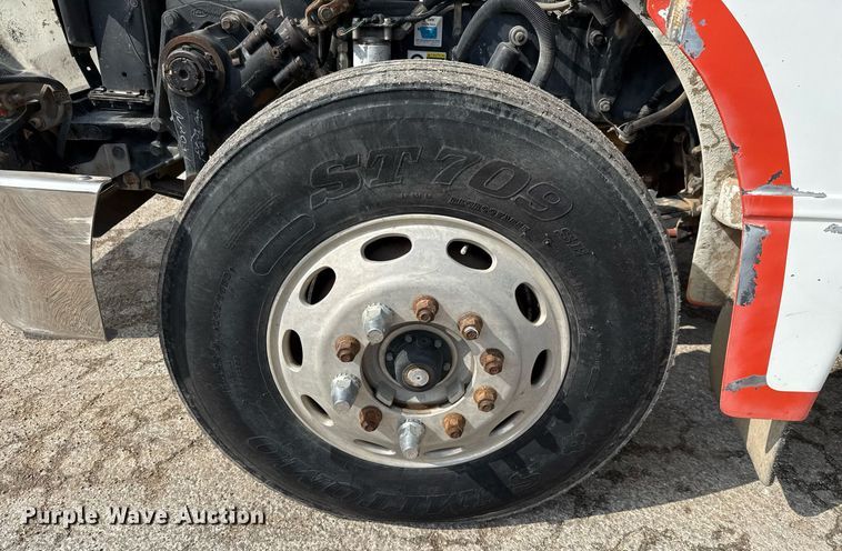 image for item ED5590 2007 Peterbilt 385 fuel truck