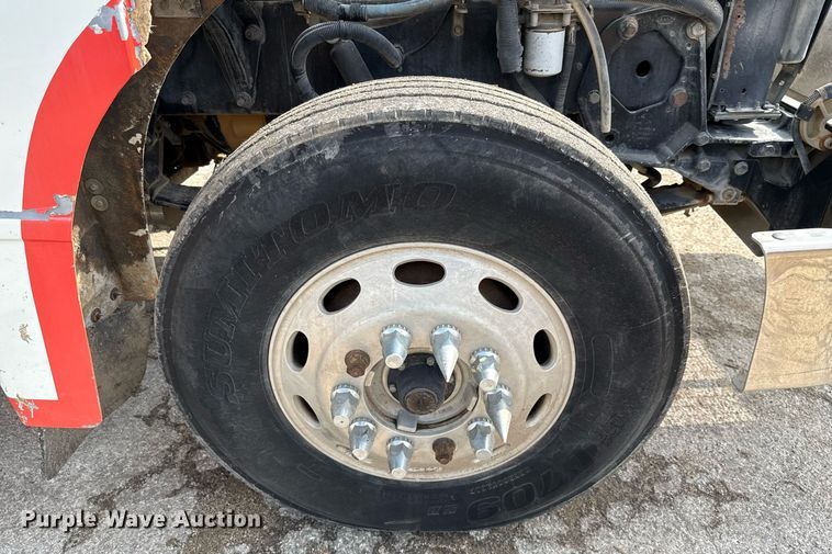 image for item ED5590 2007 Peterbilt 385 fuel truck