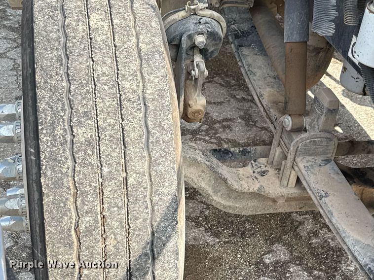 image for item ED5590 2007 Peterbilt 385 fuel truck