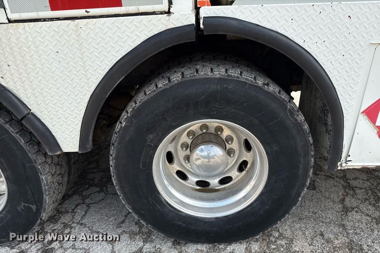 image for item ED5590 2007 Peterbilt 385 fuel truck