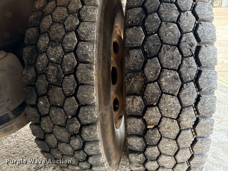 image for item ED5590 2007 Peterbilt 385 fuel truck