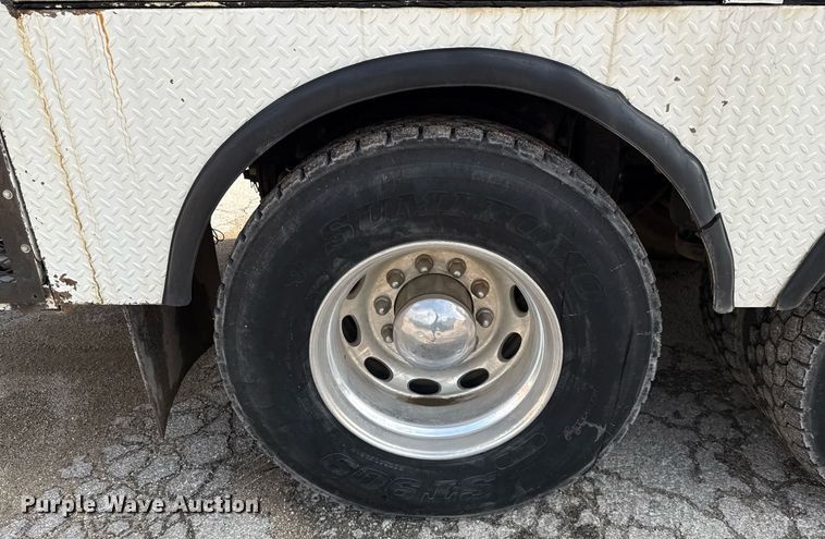 image for item ED5590 2007 Peterbilt 385 fuel truck