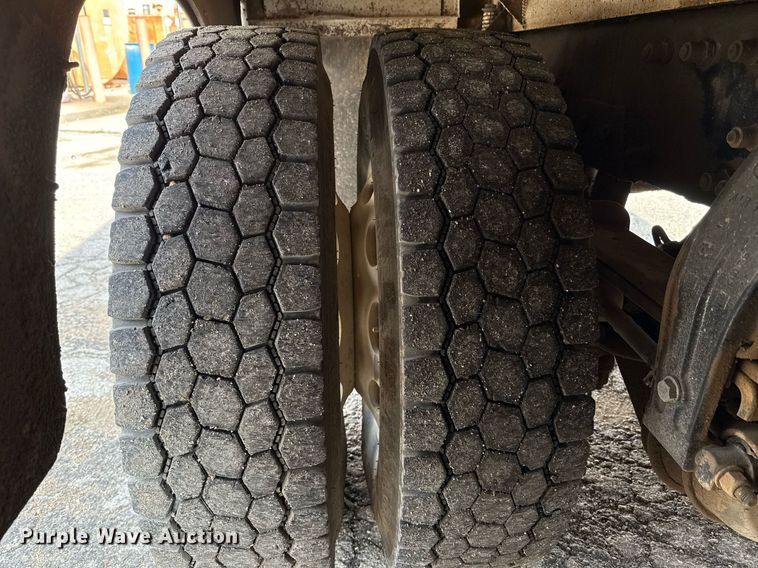 image for item ED5590 2007 Peterbilt 385 fuel truck