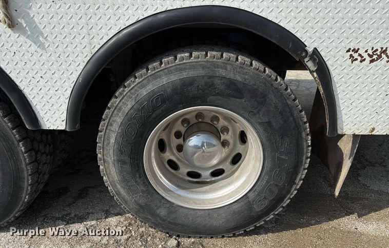 image for item ED5590 2007 Peterbilt 385 fuel truck