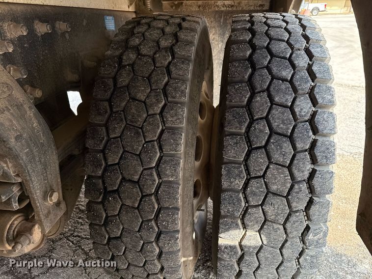 image for item ED5590 2007 Peterbilt 385 fuel truck