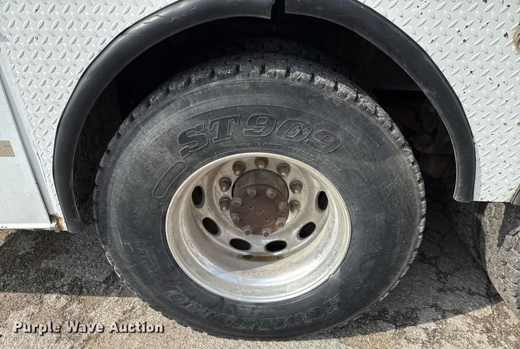 image for item ED5590 2007 Peterbilt 385 fuel truck