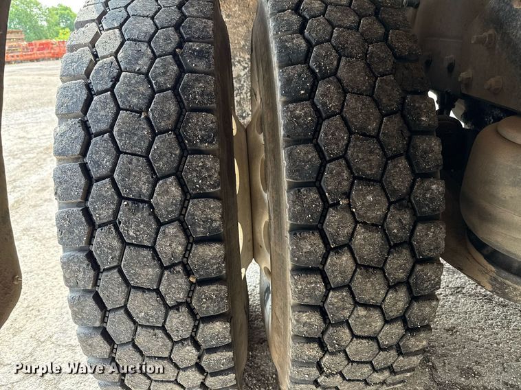 image for item ED5590 2007 Peterbilt 385 fuel truck