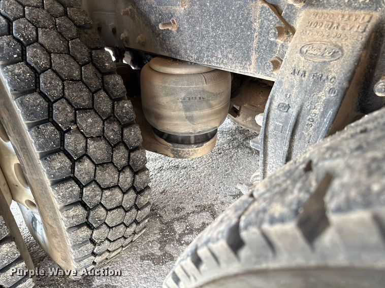 image for item ED5590 2007 Peterbilt 385 fuel truck