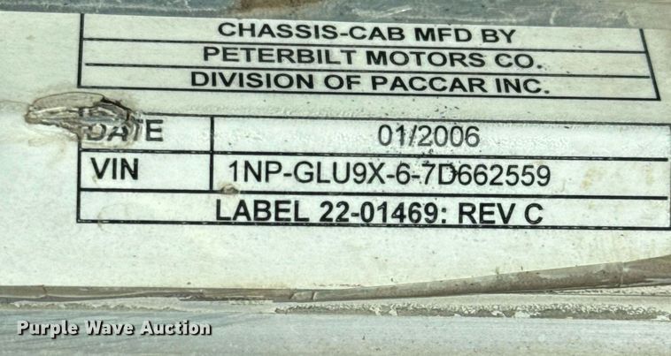 image for item ED5590 2007 Peterbilt 385 fuel truck