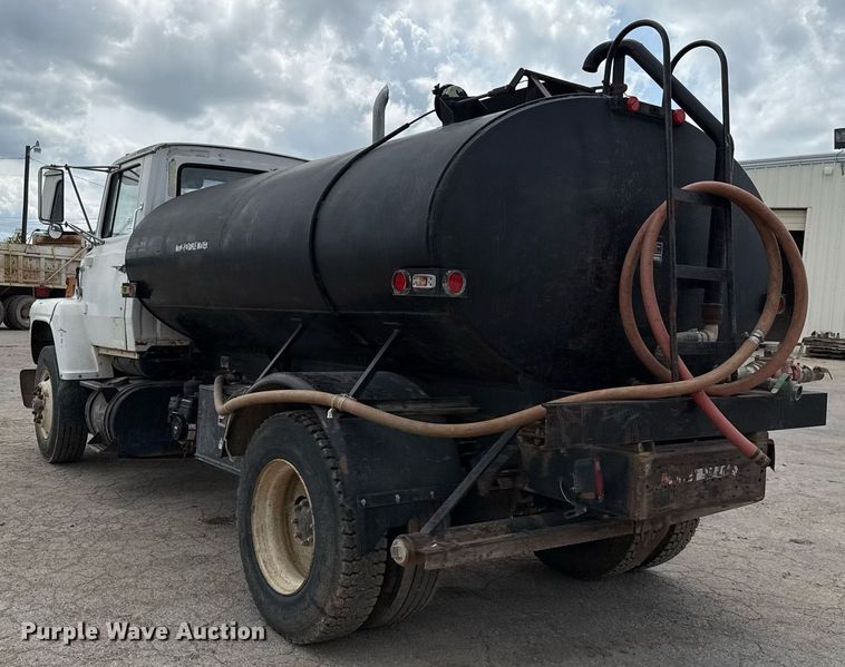 image for item ED5592 1988 Ford L8000 water truck
