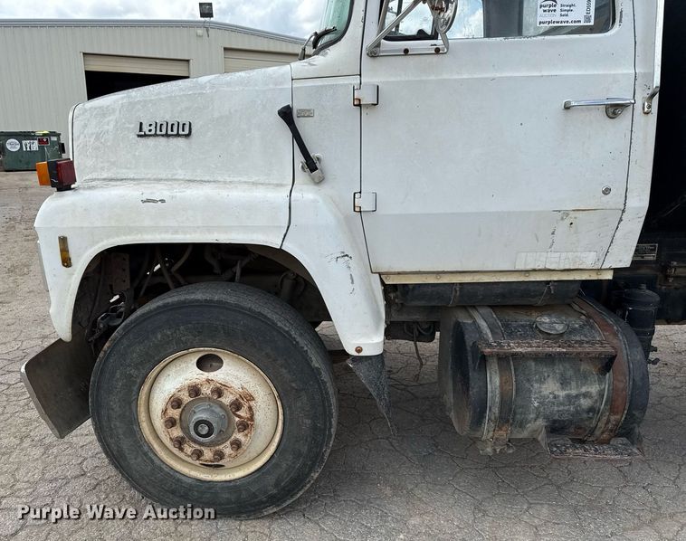 image for item ED5592 1988 Ford L8000 water truck