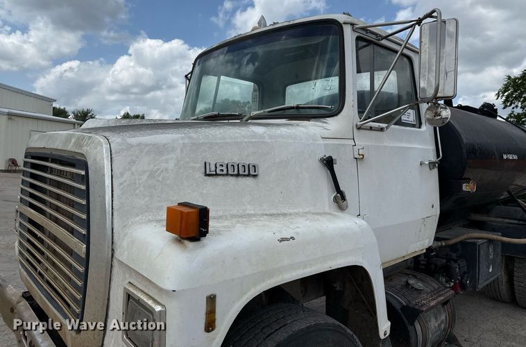 image for item ED5592 1988 Ford L8000 water truck