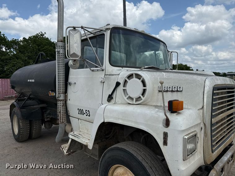 image for item ED5592 1988 Ford L8000 water truck