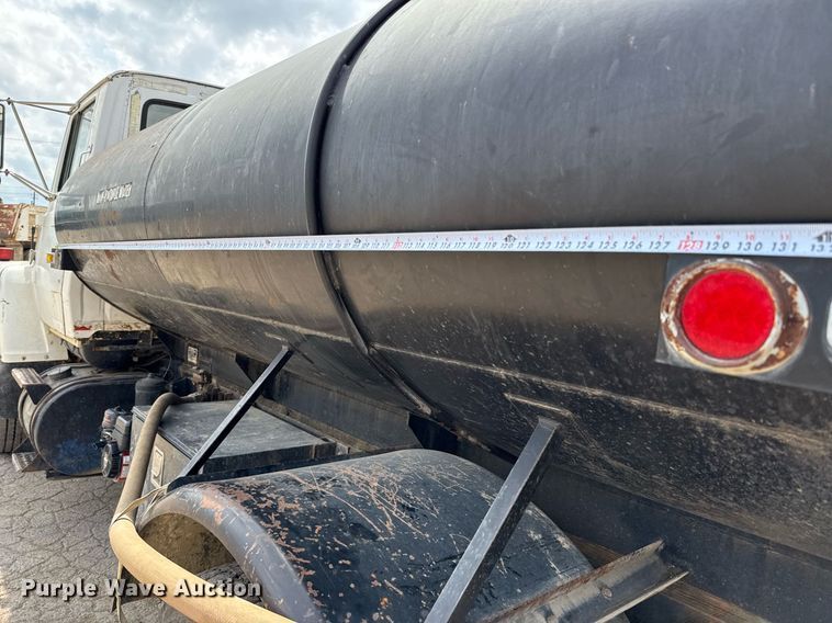 image for item ED5592 1988 Ford L8000 water truck