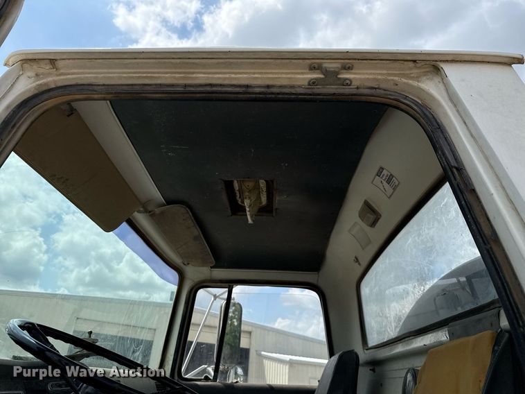 image for item ED5592 1988 Ford L8000 water truck