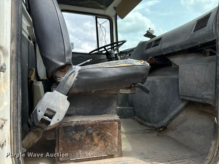 image for item ED5592 1988 Ford L8000 water truck