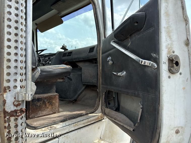 image for item ED5592 1988 Ford L8000 water truck