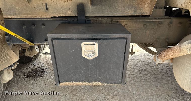 image for item ED5593 2006 Peterbilt 335 dump truck