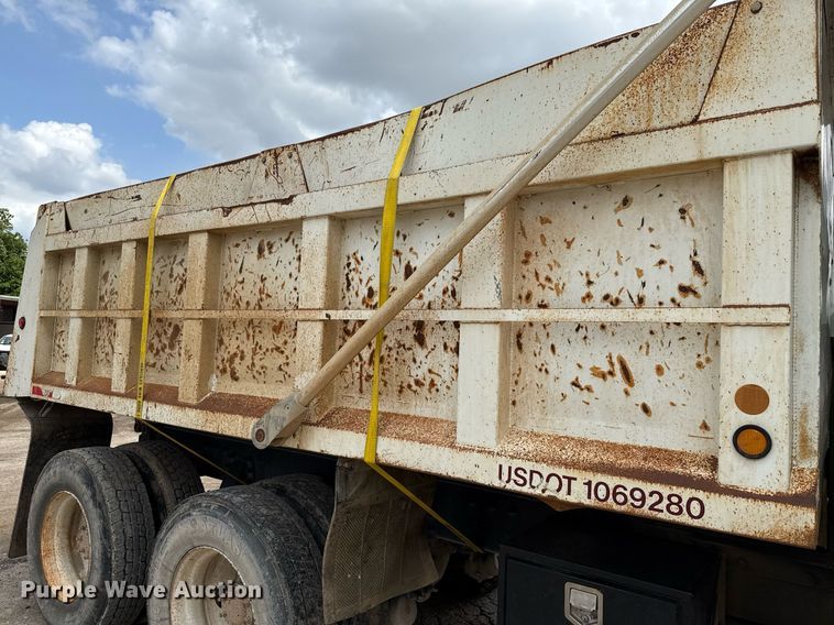 image for item ED5593 2006 Peterbilt 335 dump truck