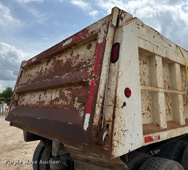 image for item ED5593 2006 Peterbilt 335 dump truck