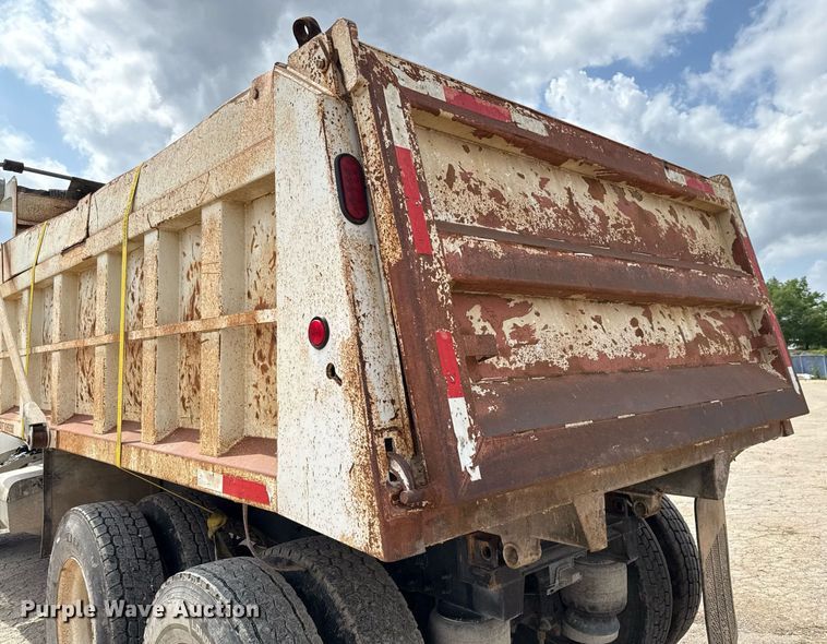 image for item ED5593 2006 Peterbilt 335 dump truck