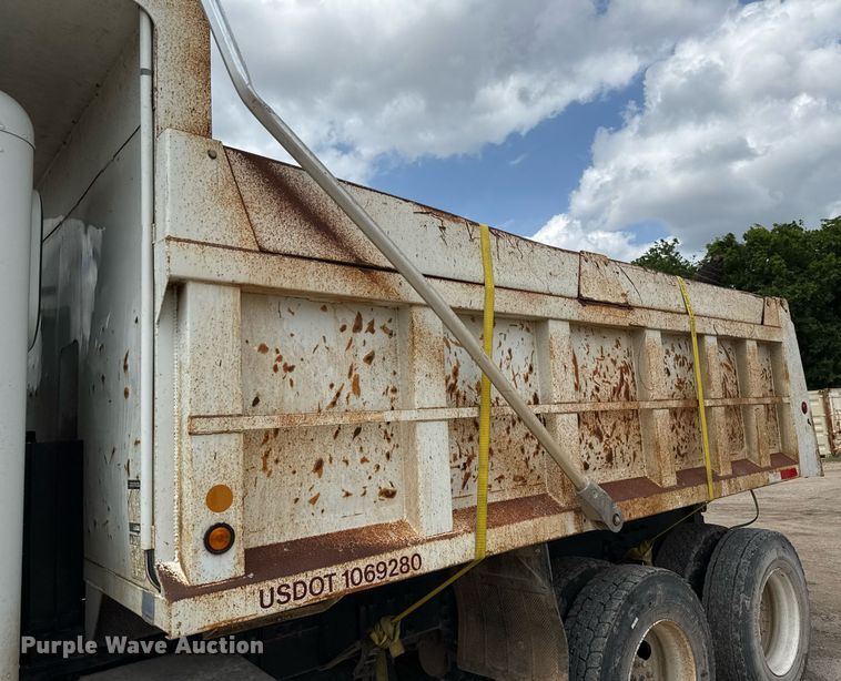 image for item ED5593 2006 Peterbilt 335 dump truck