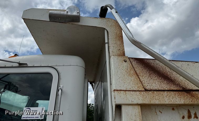 image for item ED5593 2006 Peterbilt 335 dump truck