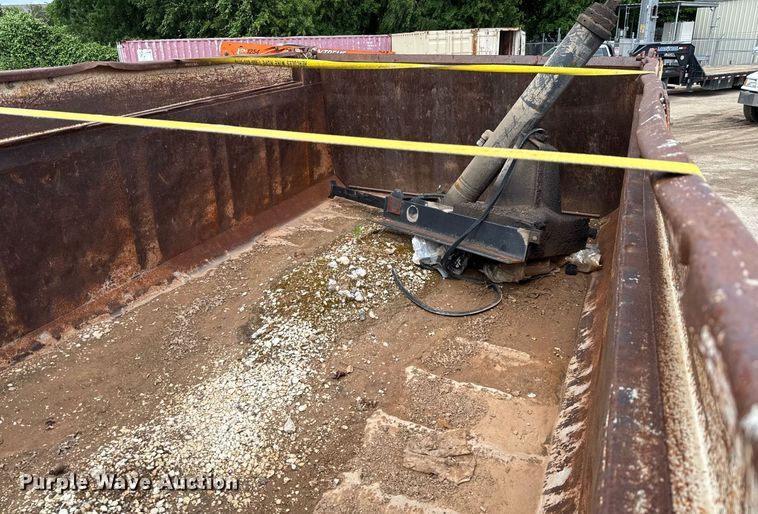 image for item ED5593 2006 Peterbilt 335 dump truck