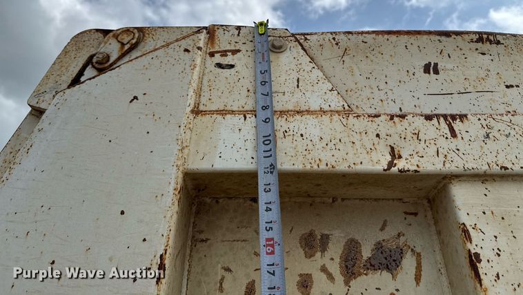 image for item ED5593 2006 Peterbilt 335 dump truck