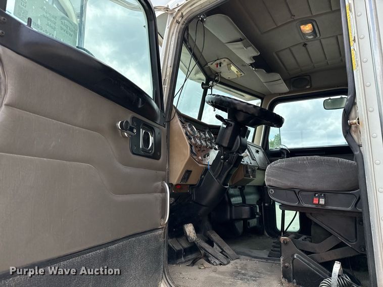 image for item ED5593 2006 Peterbilt 335 dump truck