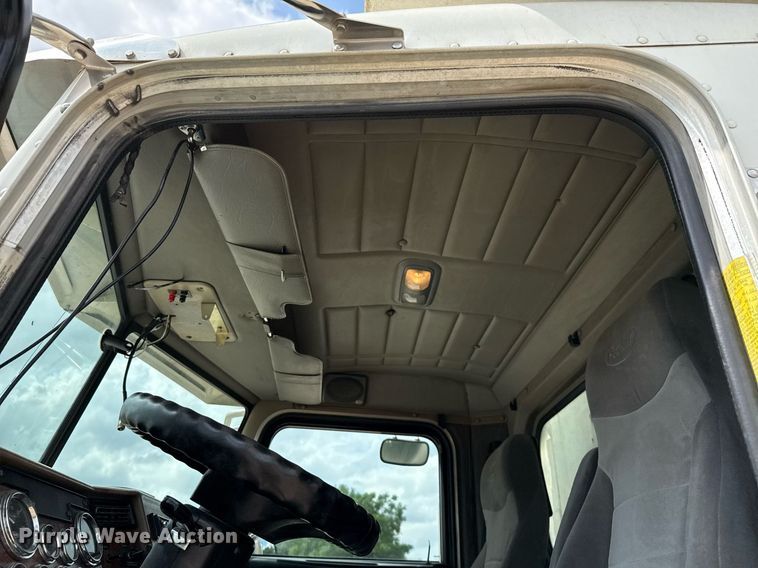 image for item ED5593 2006 Peterbilt 335 dump truck