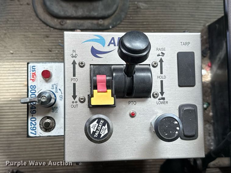 image for item ED5593 2006 Peterbilt 335 dump truck