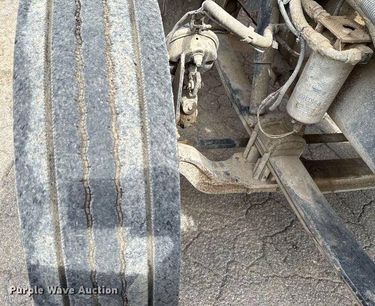 image for item ED5593 2006 Peterbilt 335 dump truck