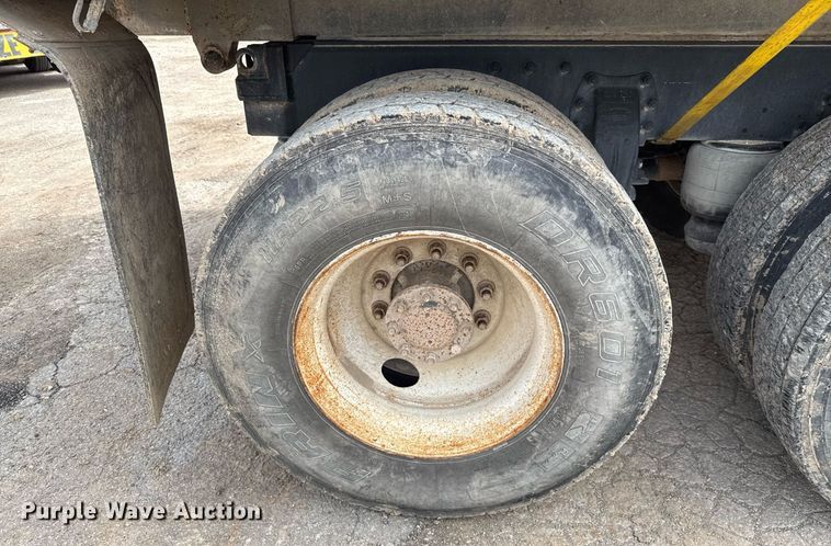 image for item ED5593 2006 Peterbilt 335 dump truck