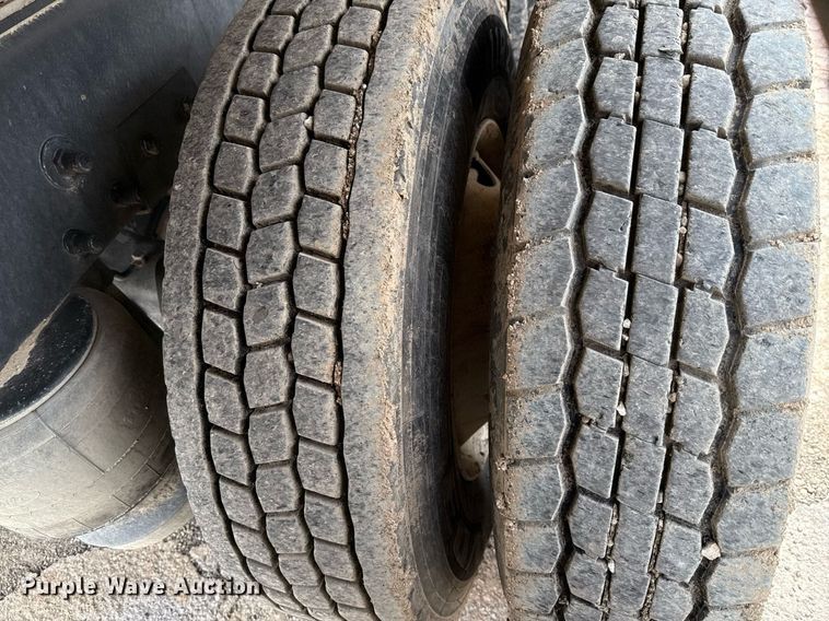 image for item ED5593 2006 Peterbilt 335 dump truck