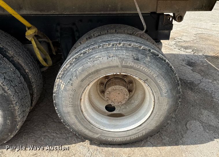 image for item ED5593 2006 Peterbilt 335 dump truck