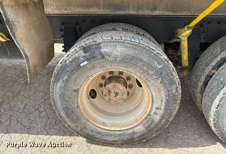 image for item ED5593 2006 Peterbilt 335 dump truck