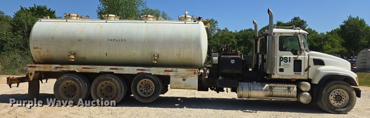 image for item EF2991 2003 Mack CV713 kill truck