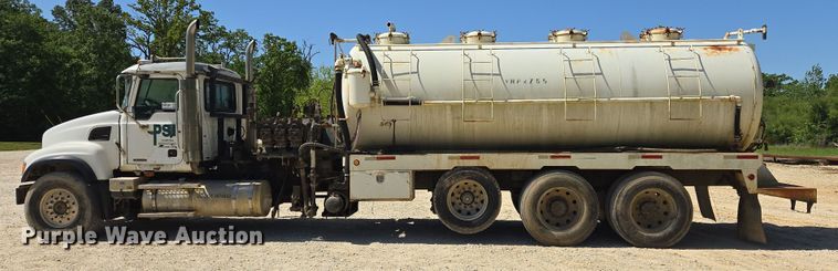 image for item EF2991 2003 Mack CV713 kill truck