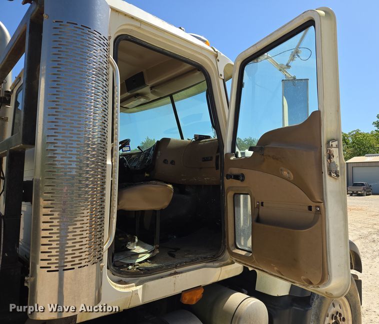 image for item EF2991 2003 Mack CV713 kill truck