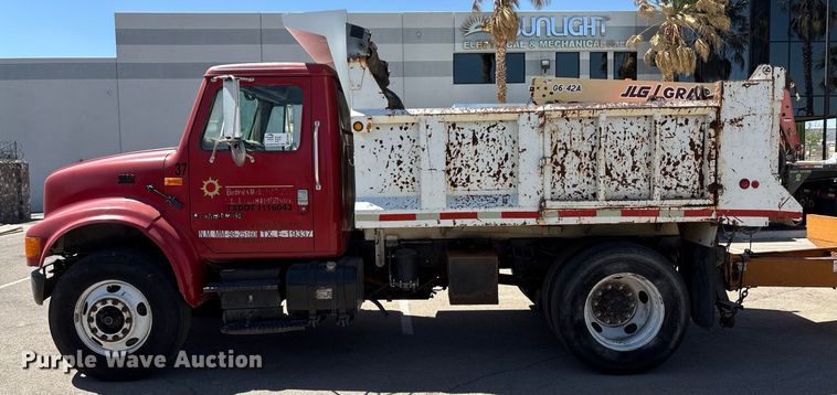 image for item EF3052 2001 International 4900 dump truck