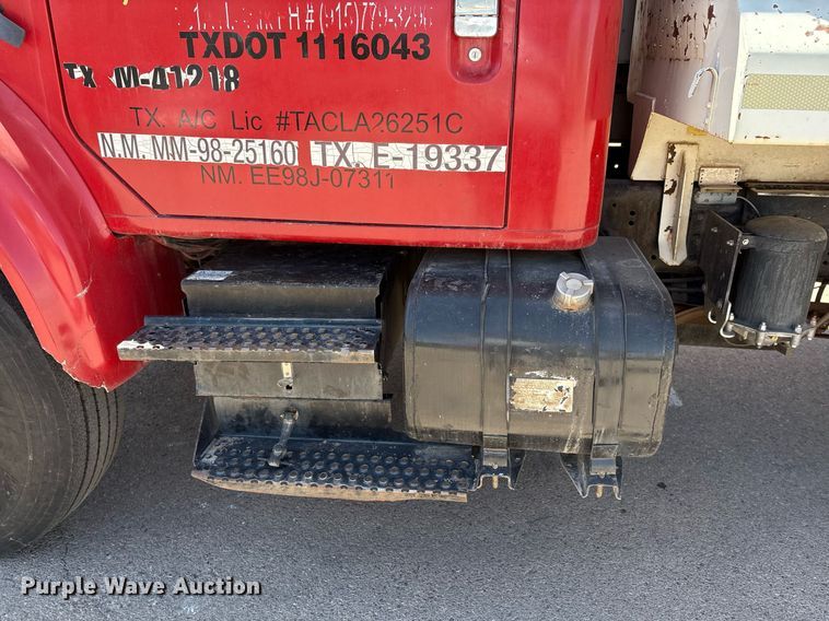 image for item EF3052 2001 International 4900 dump truck