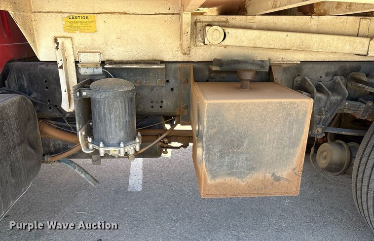 image for item EF3052 2001 International 4900 dump truck