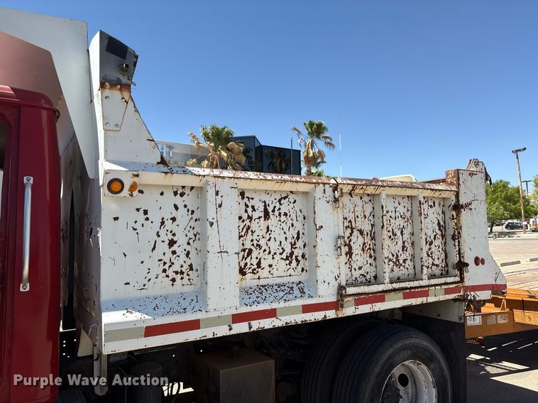 image for item EF3052 2001 International 4900 dump truck