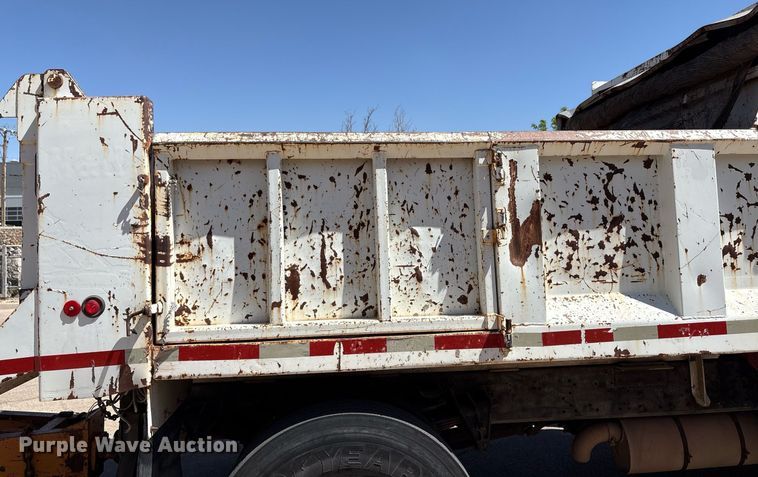 image for item EF3052 2001 International 4900 dump truck