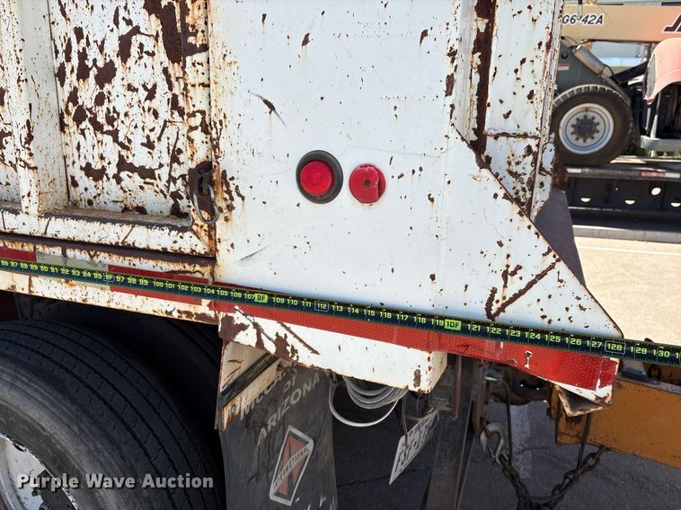 image for item EF3052 2001 International 4900 dump truck