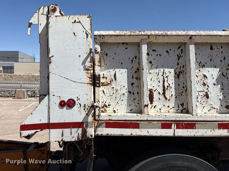 image for item EF3052 2001 International 4900 dump truck