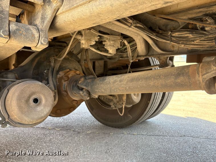 image for item EF3052 2001 International 4900 dump truck