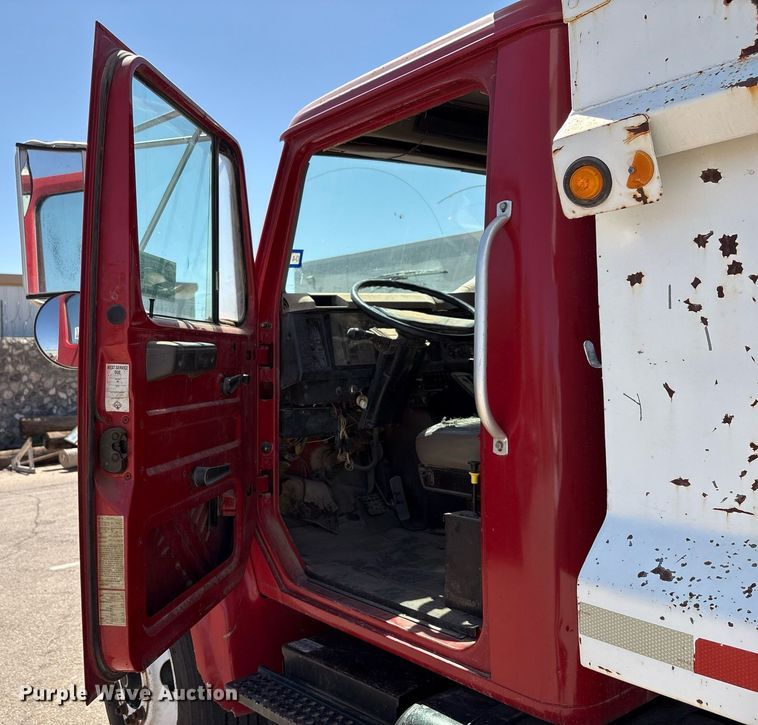 image for item EF3052 2001 International 4900 dump truck