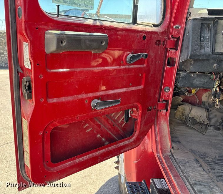 image for item EF3052 2001 International 4900 dump truck